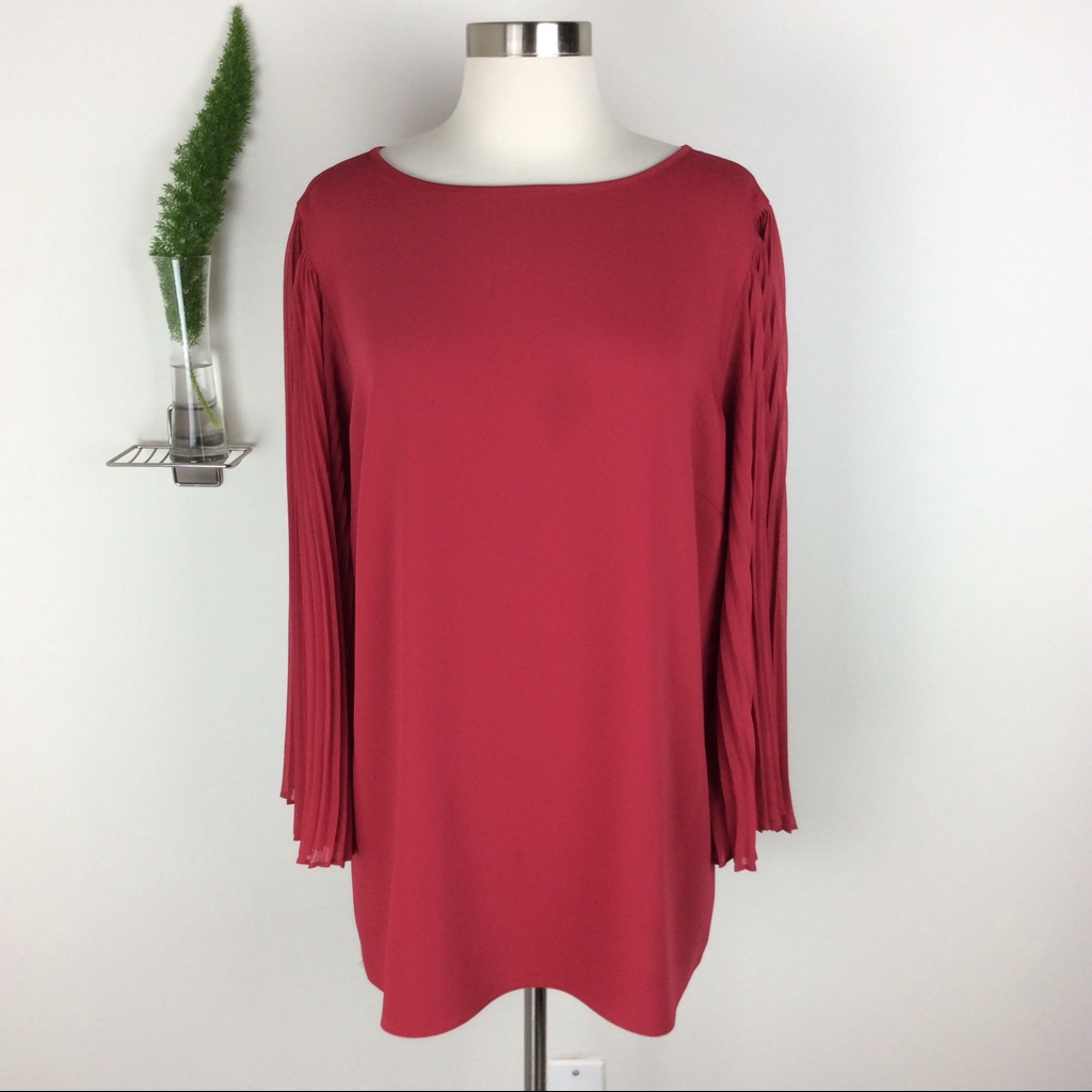 Chico’s Stylish Electric Pleated Sleeve Top Size 2